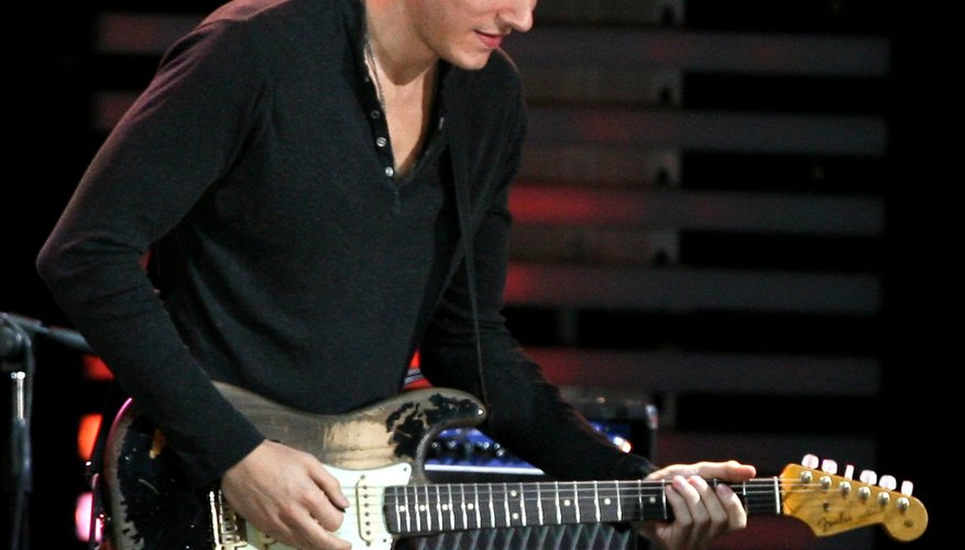 John Mayer tocando una Fender Stratocaster envejecida.
