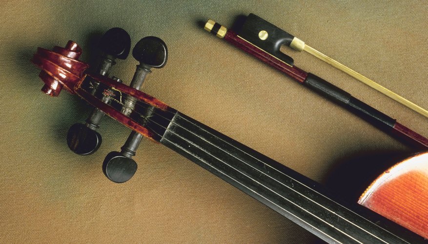 En caso de necesario, utiliza una guitarra para afinar un violín.