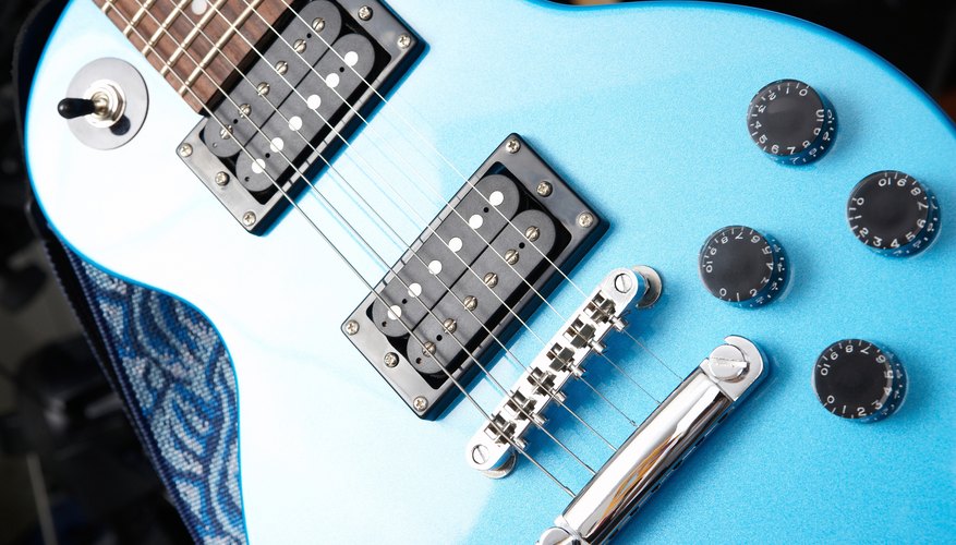 Una guitarra estilo Les Paul con dos pastillas humbucker de bobina abierta en el cuello y en el puente.