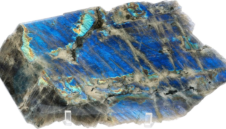Una geoda es una cavidad rocosa, normalmente cerrada, en la que se han cristalizado minerales que han sido conducidos hasta ella disueltos en agua subterránea y cuyos cristales son de gran tamaño debido a la poca presión a la que se han producido.
