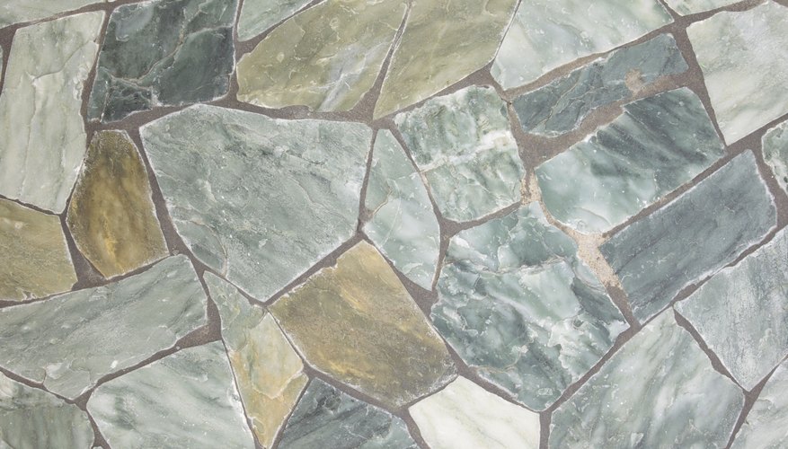 Hay varios productos que puedes usar para resaltar los colores de tu roca natural.