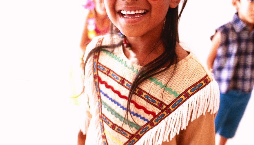 Tu hijo podría crear un disfraz de nativo americano para usar durante una danza.