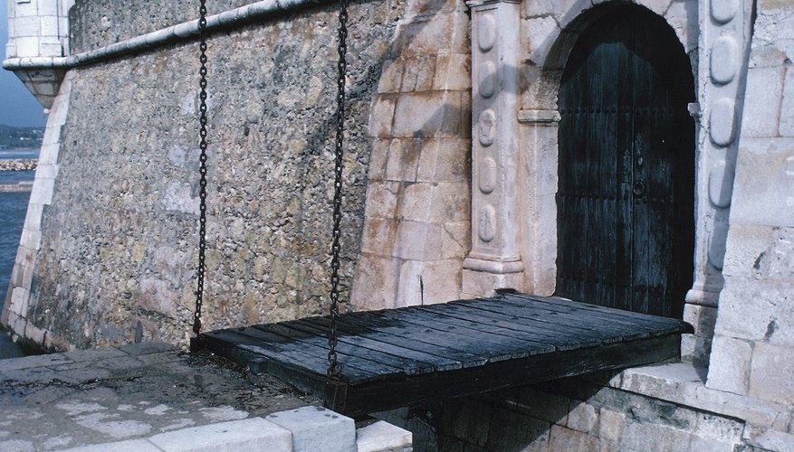 Los castillos normandos y de Plantagenet fueron los primeros en tener puentes levadizos.