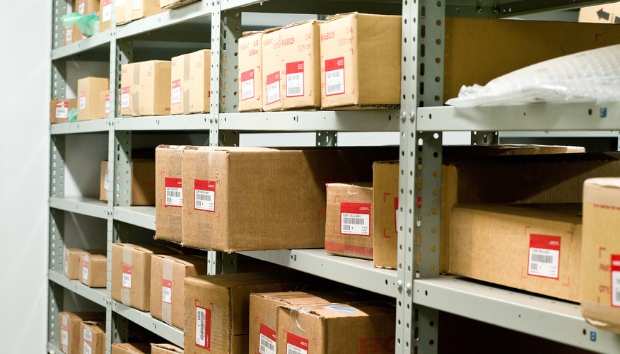 Al final de cada período contable mensual o trimestral, los contadores de una empresa podrían ajustar las cuentas de inventario para reflejar el movimiento de inventario.