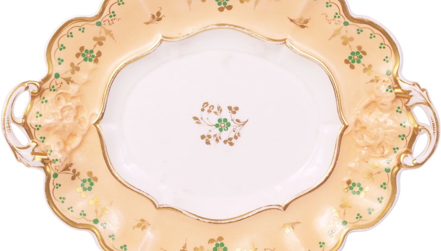 La porcelana Sevres fue popular por sus colores brillantes y sus trabajos dorados.