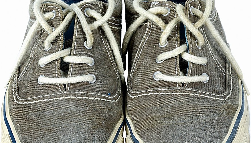 Existen varias técnicas para aplicar pegamento en tus zapatillas, según la gravedad del problema.