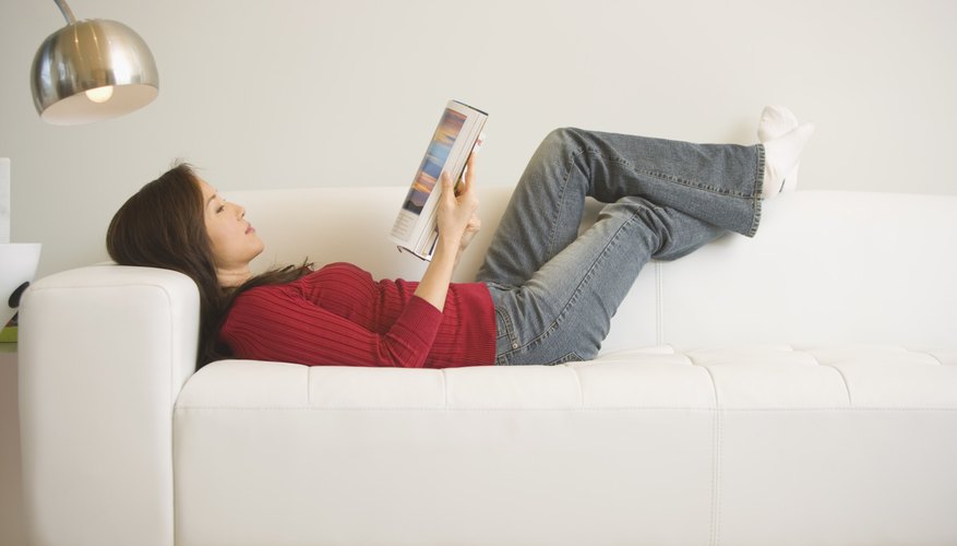 Las empresas de revistas pueden hacer dinero colocando anuncios de publicidad en las páginas y cubiertas de las revistas.