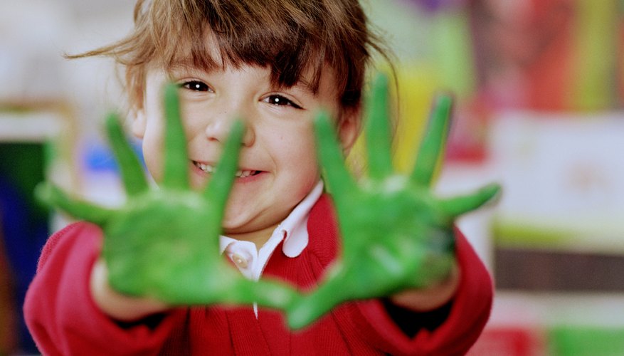 A los niños les encanta pintar.