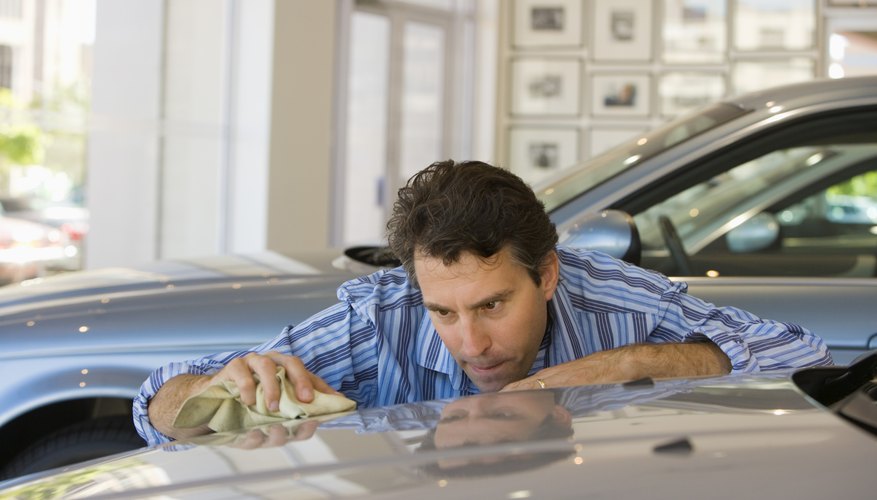 La cera para autos mantendrá tu vehículo limpio, protegido y brillante.