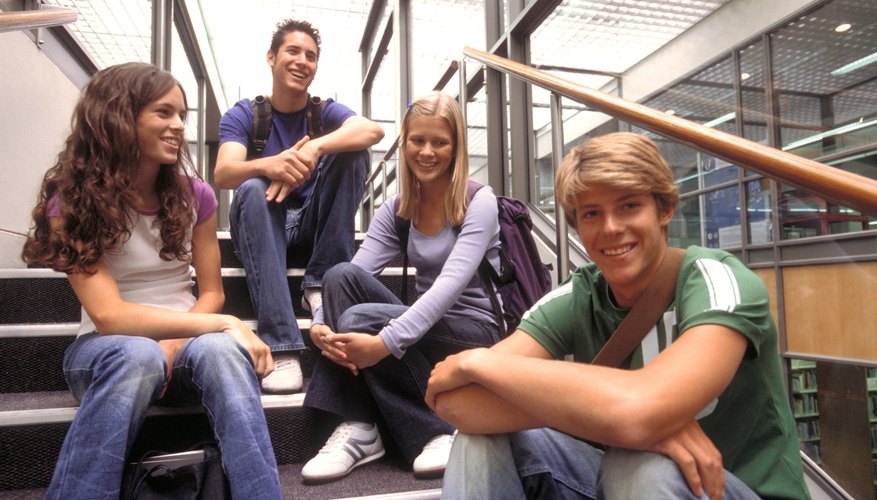 Las personas populares generalmente forman grupos y se asocian con otros estudiantes populares.