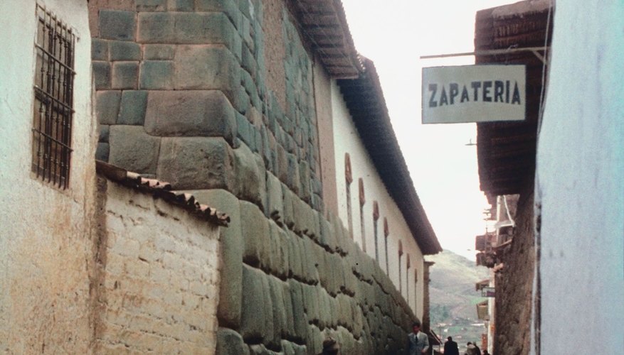 Las estrechas calles de Cusco están llenas de trabajos incas.