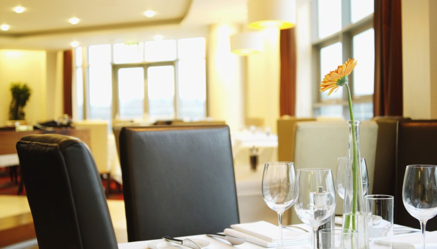 Un restaurante de servicio completo es uno con un personal completo de atención que toma órdenes de los clientes en sus mesas, llenan los vasos de agua y en general atienden las necesidades de los comensales.