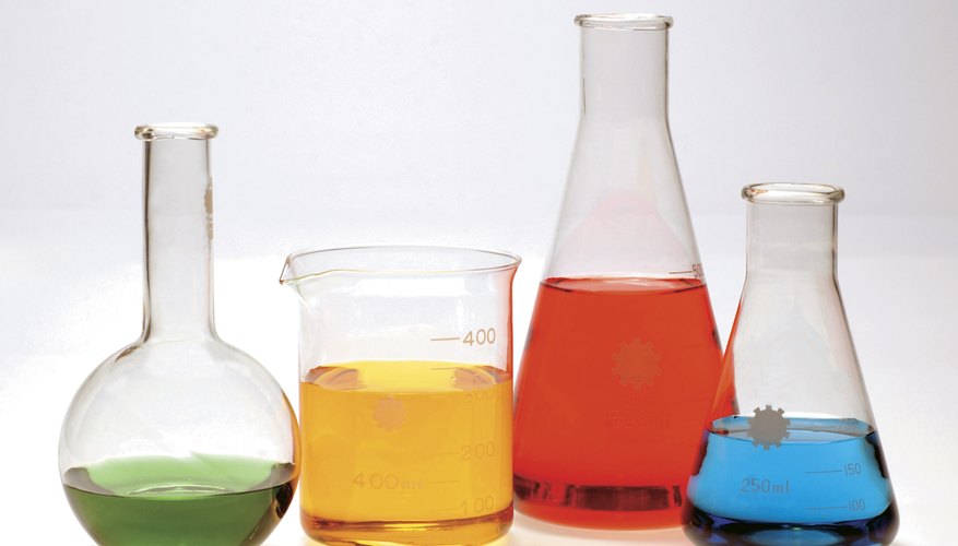 En un experimento controlado, el científico mantiene las condiciones del experimento de manera controlada.
