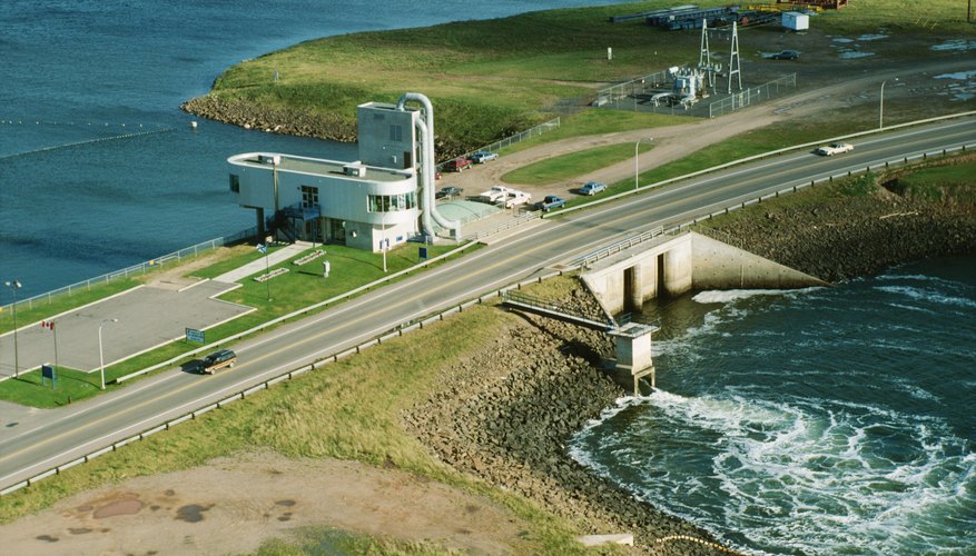 Photo Credit: Photos.com/Photos.com/Getty Images A high-angle view of a hydroelectric plant in Canada.