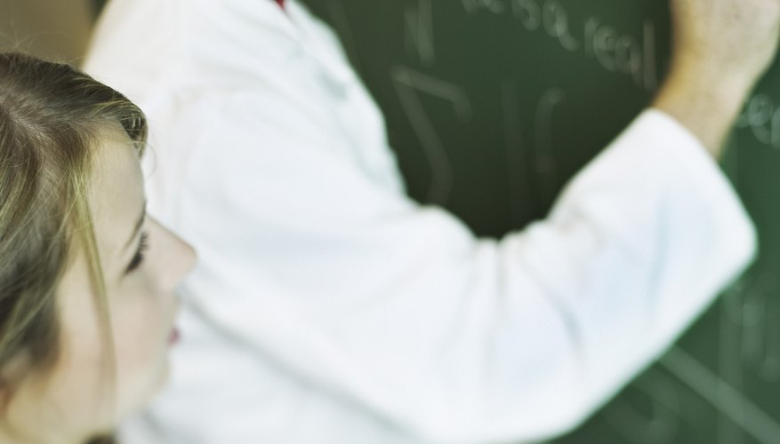 Una licenciatura en matemáticas puede llevar a oportunidades avanzadas en el campo de la ciencia, la informática y las finanzas.
