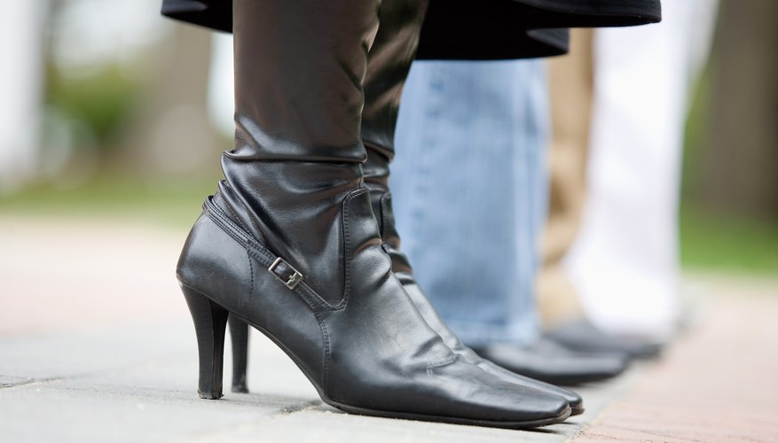 Las botas con tacones pueden ser costosas, sin embargo, hacerlas tú puede ser más rentable.