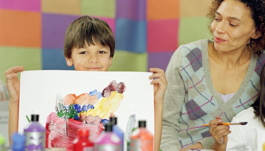 La variación del tipo de pintura y su aplicación mantiene el interés de los niños en edad preescolar.