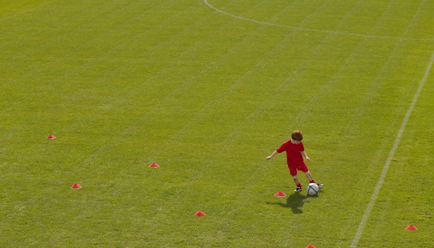 Las canchas de fútbol se pueden marcar con banderines, conos y pintura.