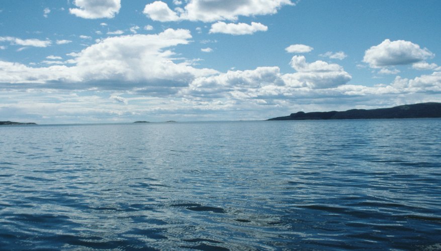 El agua del océano es menos densa en su superficie.