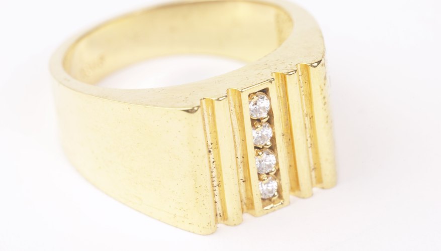 Un anillo con diamantes.