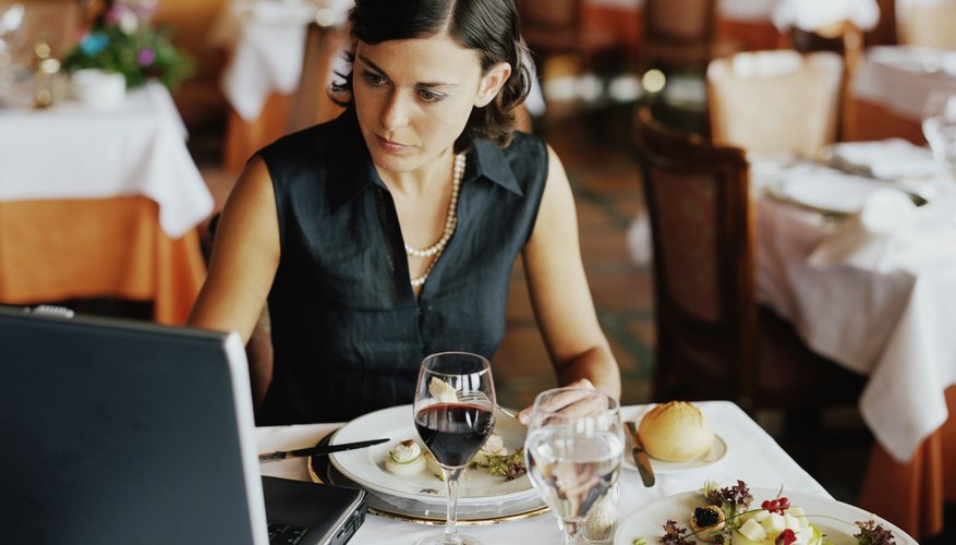Los viáticos pueden ayudar a controlar los costos de comida de los viajantes.