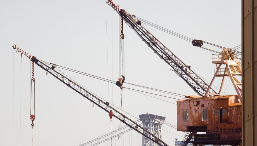 Photo Credit: Jupiterimages/Stockbyte/Getty Images Cranes use pulley systems to lift massive objects.