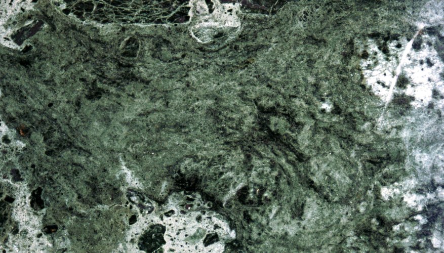 Los cristales de carbono metamórficos le dan al mármol su aspecto característico.