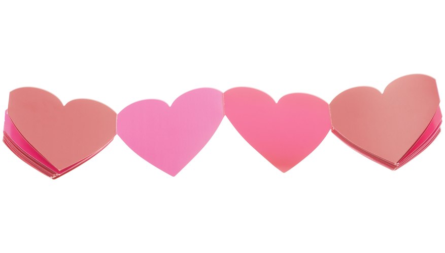 Usa papel de colores para darle a tu cadena de corazones más carácter.