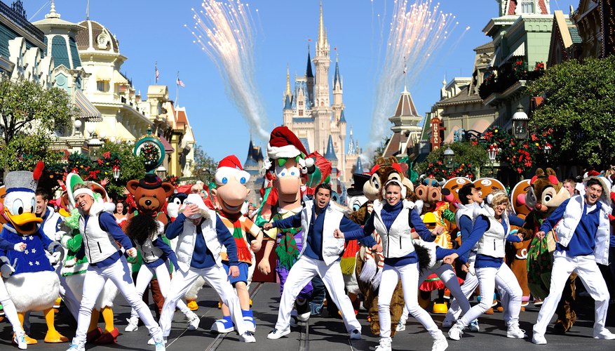 Un desfile navideño en Disneyworld.