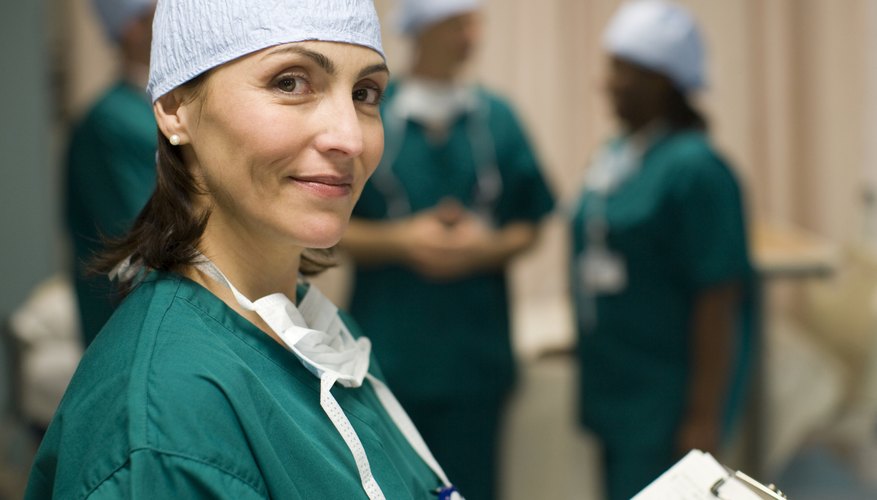 La educación ha ayudado a las mujeres a trabajar en los campos profesionales, como la medicina.