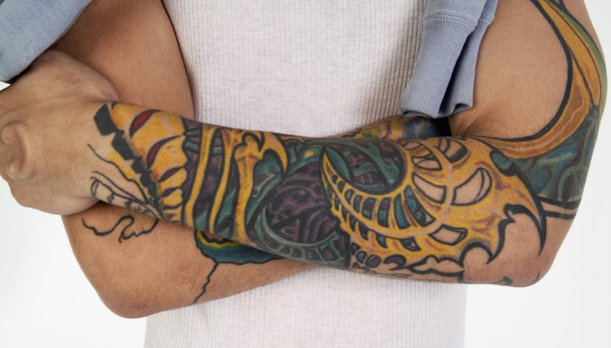 Los tatuajes manga cubren el brazo.