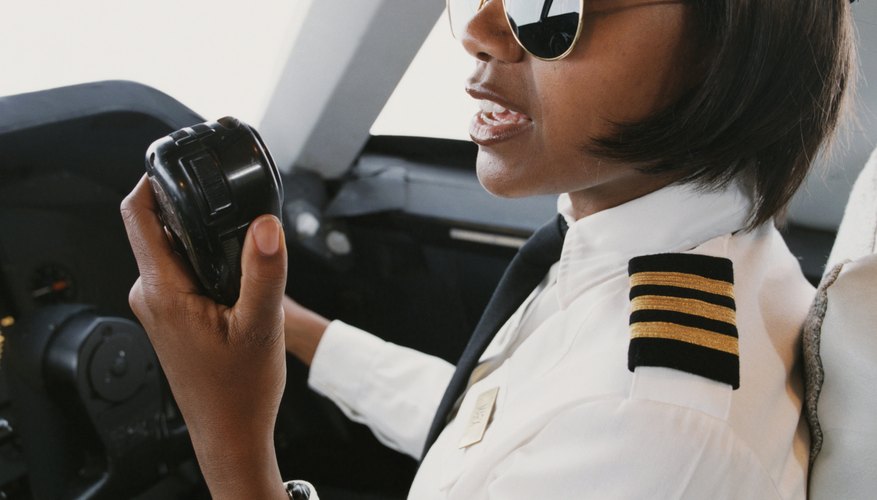Varios programas de becas alientan a las mujeres a seguir una carrera en la aviación.