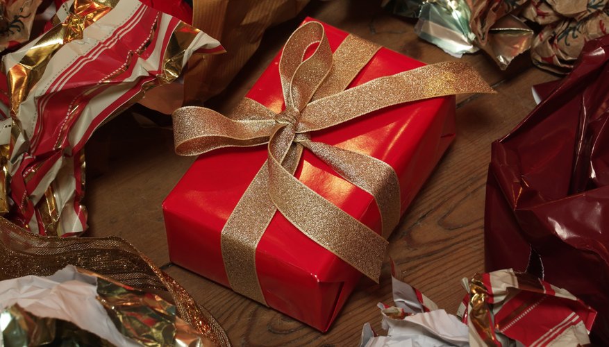 Envuelve un regalo de gran tamaño.