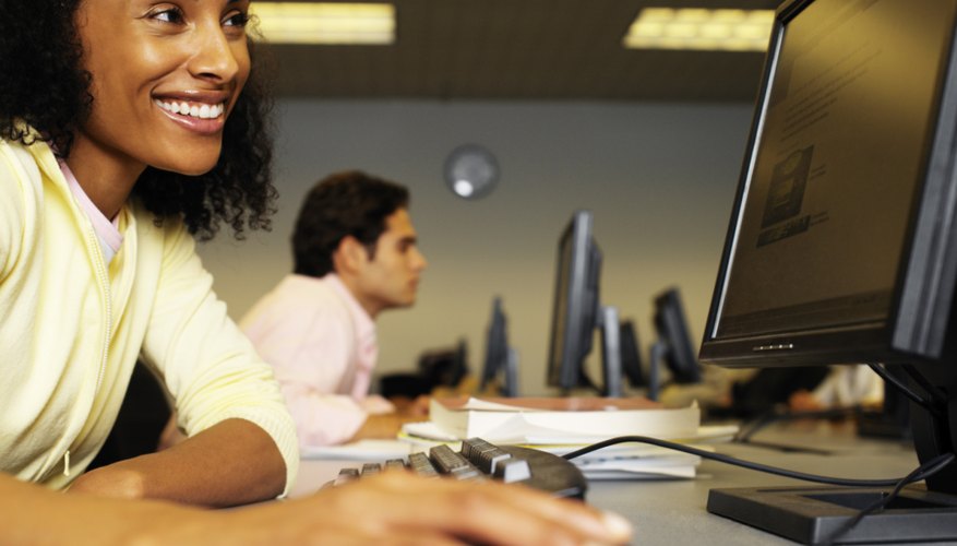 Los proyectos informáticos para estudiantes universitarios utilizan opciones de programación simple y compleja para crear un software único.