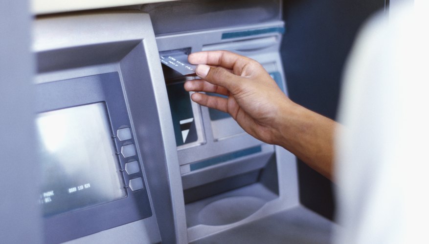 Obtener efectivo de un cajero automático.