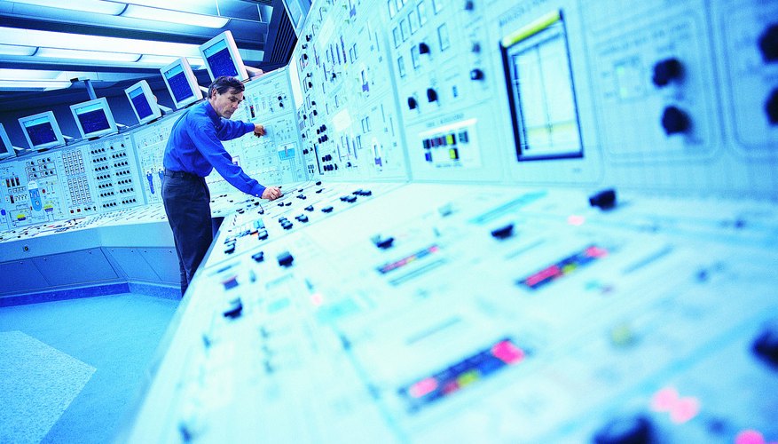 Cuando la electricidad es generada y además suministrada por la compañía eléctrica, es conocida con el nombre de sistema de tres fases.