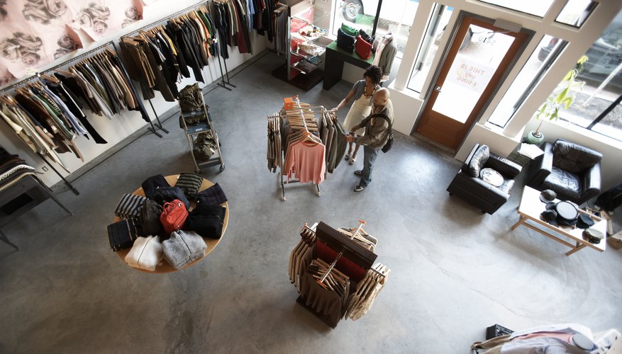 Pon muestrarios atractivos en tu tienda de ropa para impulsar tus ventas.