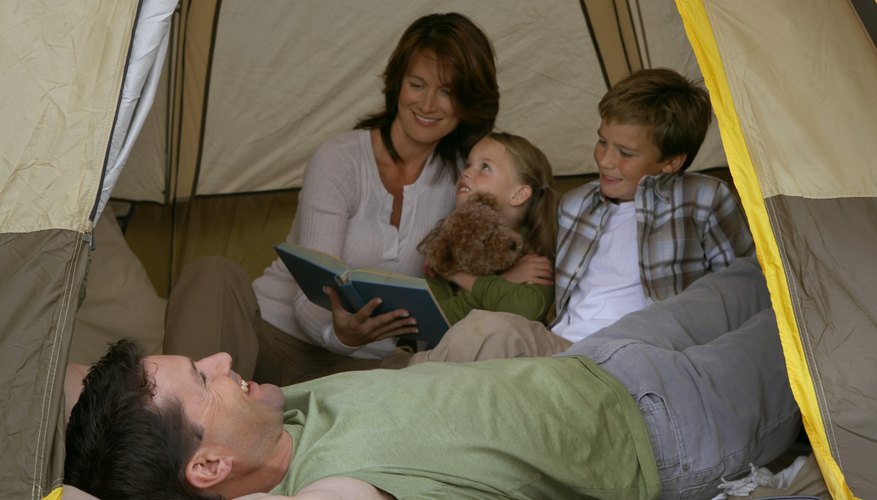 Evita los bichos el mal tiempo y los osos acampando en el interior de tu casa.