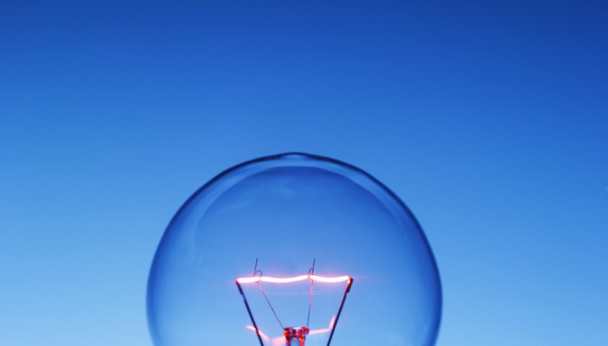 Las luces de xenón y las luces halógenas utilizan un gas para ayudar a incrementar la efectividad de la bombilla, pero existen varias diferencias importantes entre ellas.