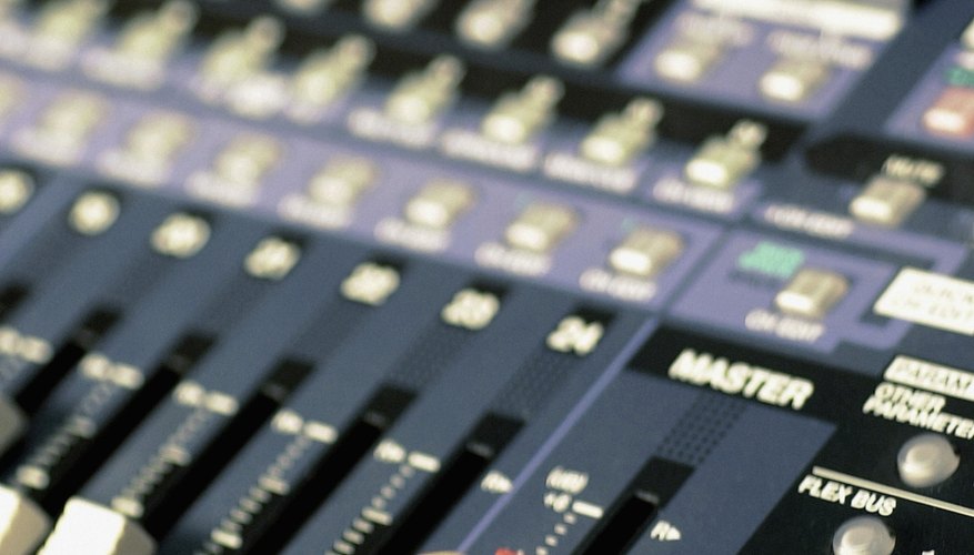Incluso las mesas de mezclas antiguas pueden ser conectadas a través de interfaces de audio actuales.