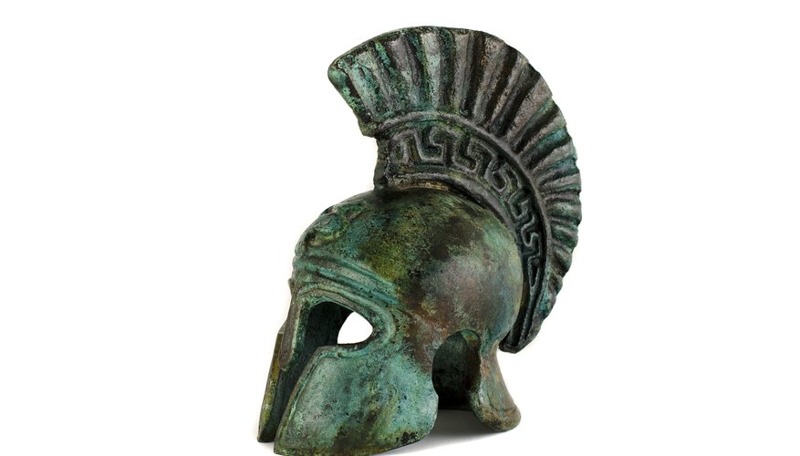 También puedes crear un casco de soldado romano para usar en una fiesta de disfraces.