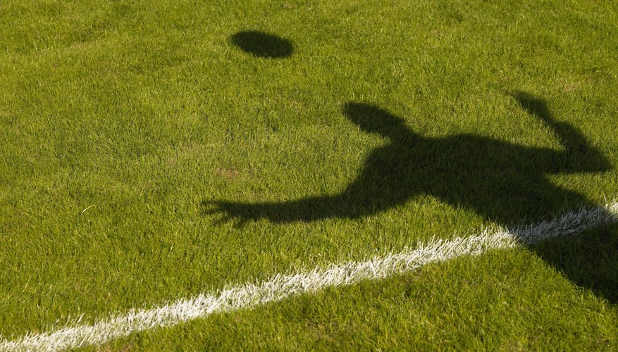 Los líneas de la cancha de fútbol deben ser rectas y mantener igualdad con respecto a su ancho.