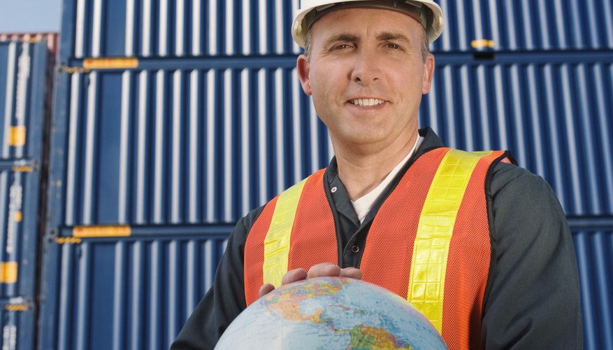 De acuerdo a UPS.com, la industria de embarques internacionales maneja cerca del 90 por ciento del comercio internacional.