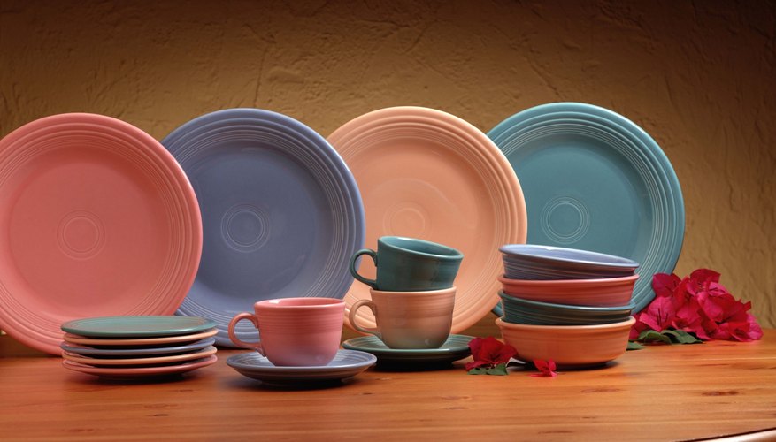 Puedes conseguir esmaltes y pinturas aptos para alimentos en las tiendas.