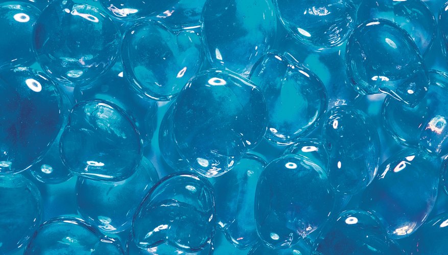 El poliacrilato de sodio se convierte en gel al absorber agua.