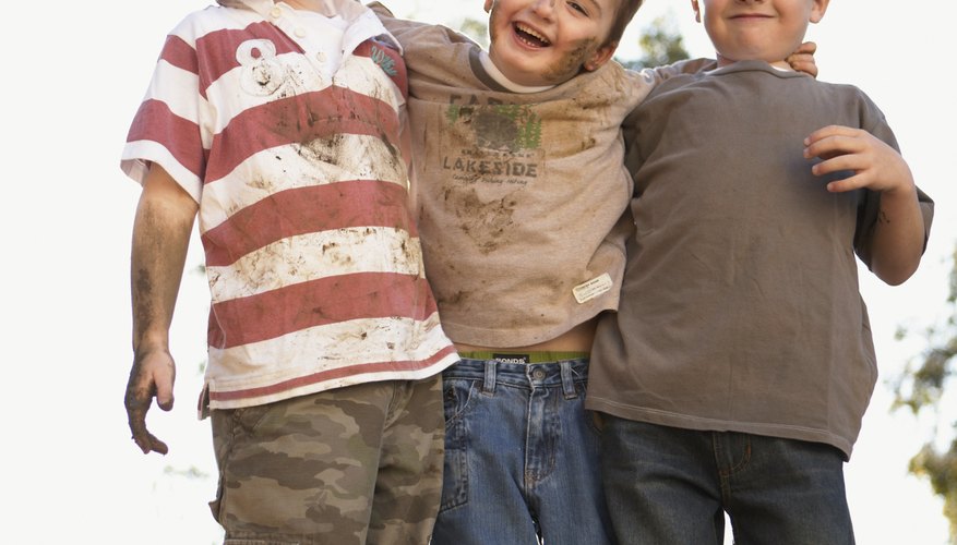 Enséñale a tus hijos que está bien hacer travesuras inofensivas apropiadas para su edad.