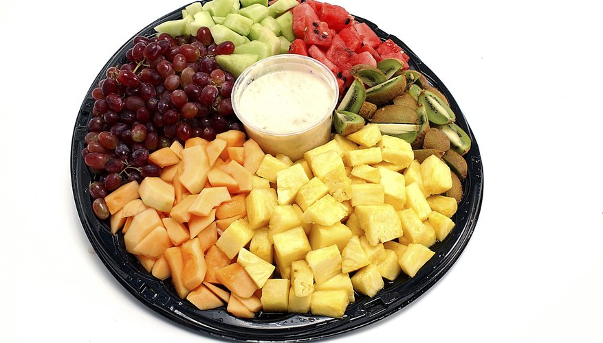 Sirve una inesperada y económica bandeja de fruta.