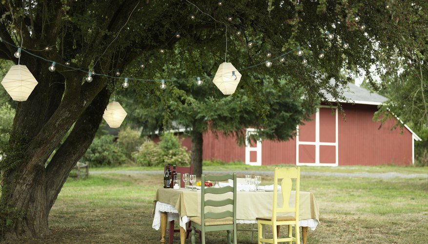 Los faroles de papel son hermosas decoraciones para disfrutar del exterior.