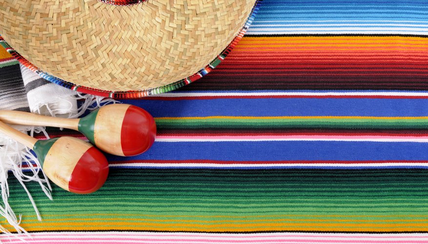 Haz un sombrero colorido utilizando papel de periódico.