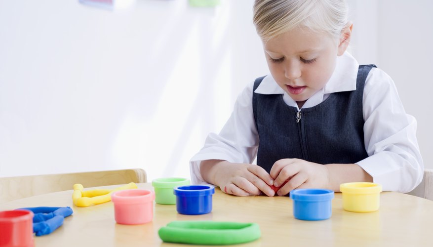Dale a tu niño en edad preescolar plastilina para hacer un arco iris de colores.
